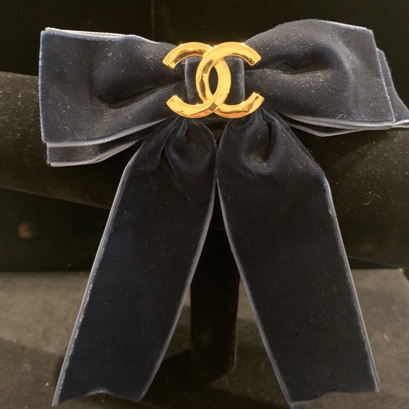 Chanel Velvet Ribbon Bow Hair Clip Featuring Gold Tone CC Logo - Picture 4 of 5